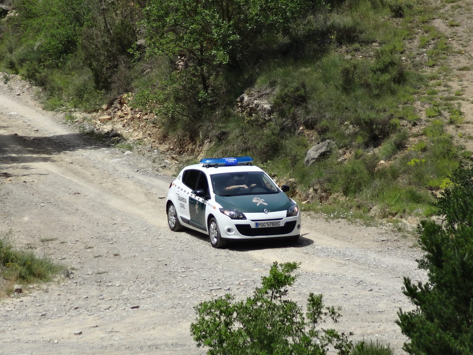 Un coche patrulla de la Guardia Civil en una pista de tierra en las montañas de Huesca.