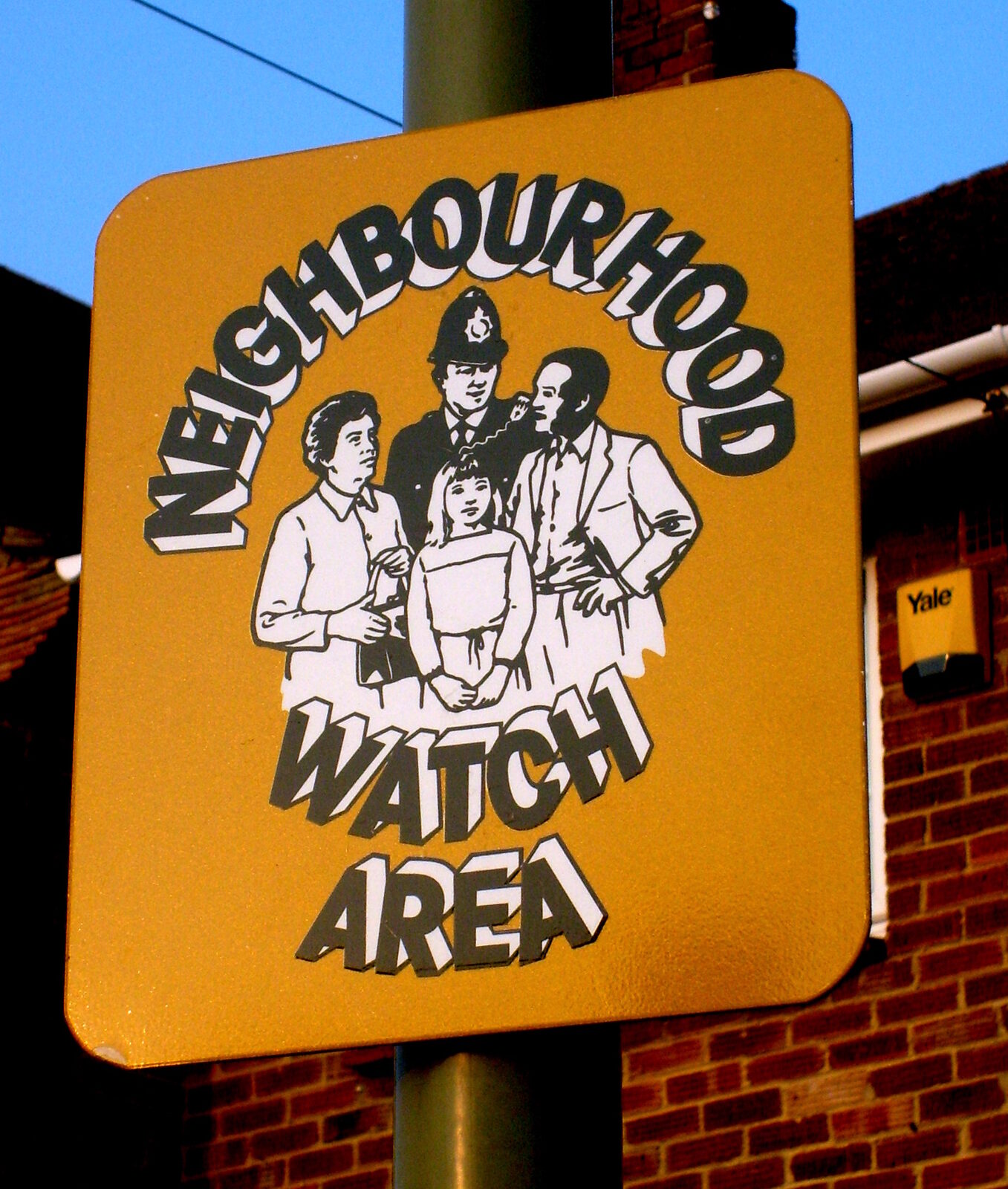 El clásico cartel ámbar de Neighbourhood Watch Area en una farola.